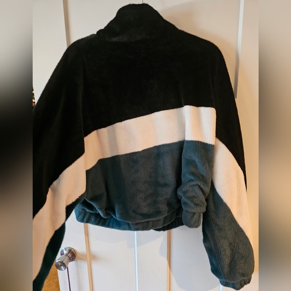 Fuzzy Cropped Jacket - Picture 2 of 4